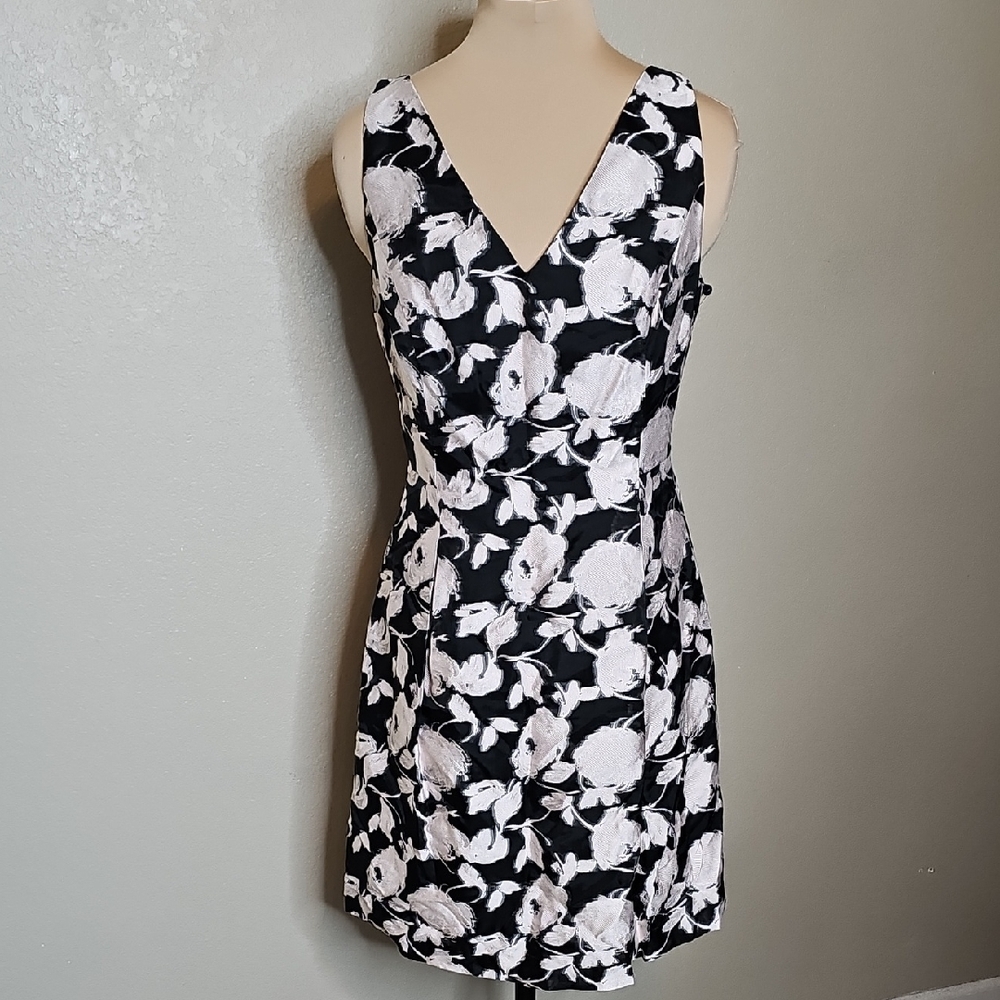 NWT‎ Tommy Hilfiger 6 Black and Ivory Rose Floral Jacquard Cocktail Dress V Neck